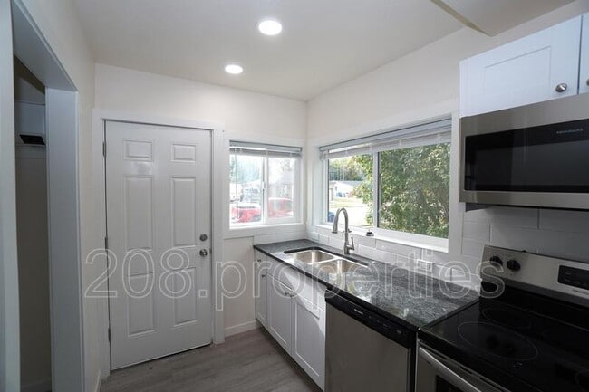 Building Photo - 1724 6th St S