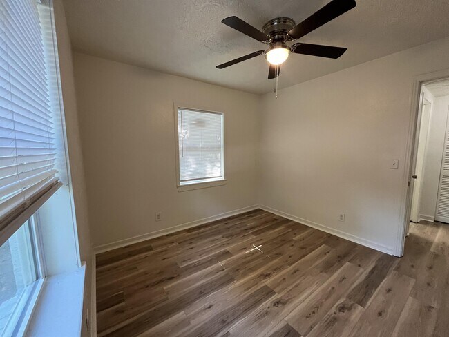 Building Photo - 2504 Danson St