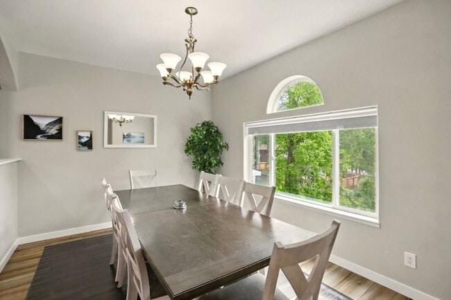 Building Photo - Short Term Rental! Beautiful Fully furnished 4 bedroom 2.5 bath