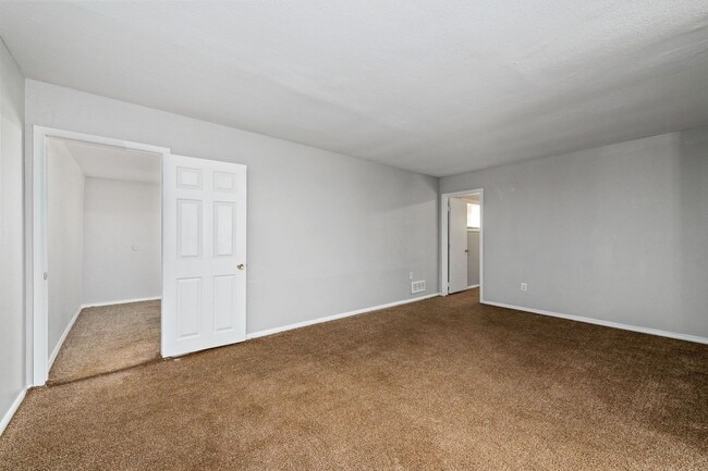 Building Photo - COMING SOON! 5 Bedrooms, 2 Bathrooms in Ka...