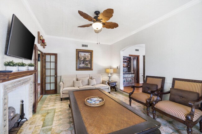 Building Photo - 400 33rd St