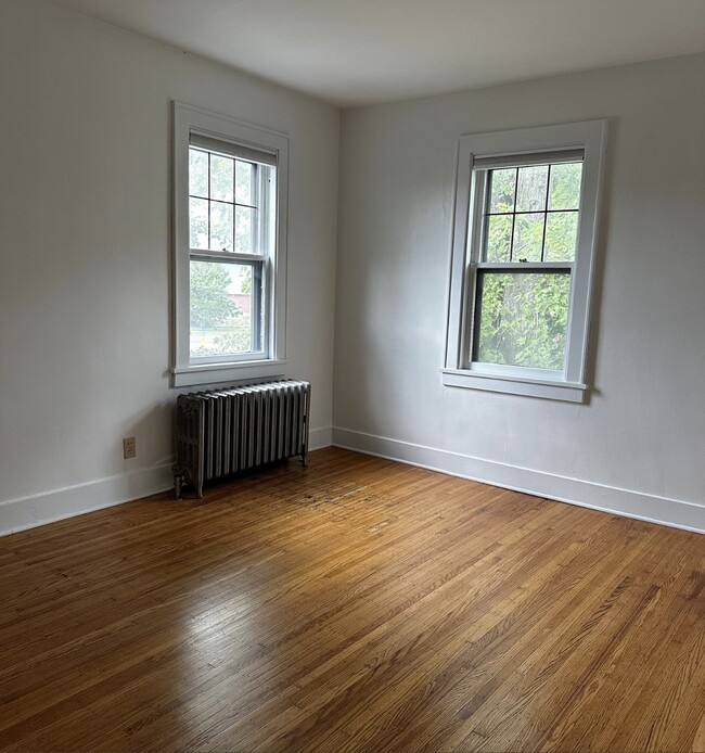 Building Photo - 9 Hickory St