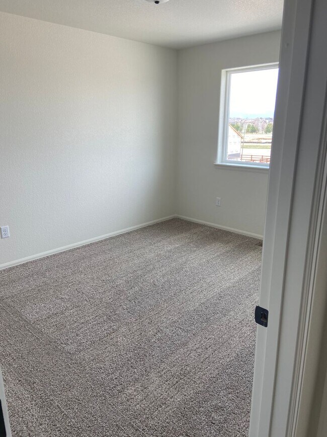 Building Photo - 3 bedroom, 3 bath home in Raindance Community.