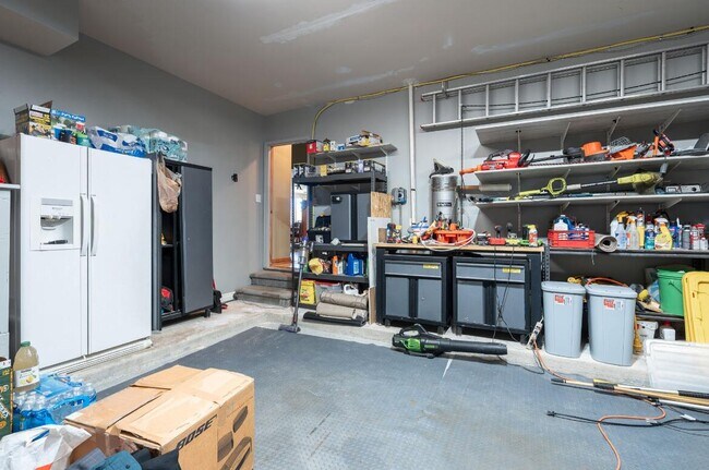 Building Photo - 833 Lakewood Dr