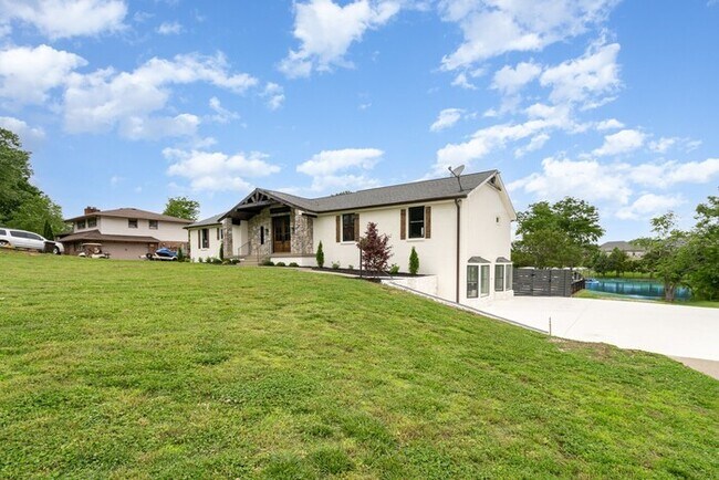 Building Photo - 95 Short Dr