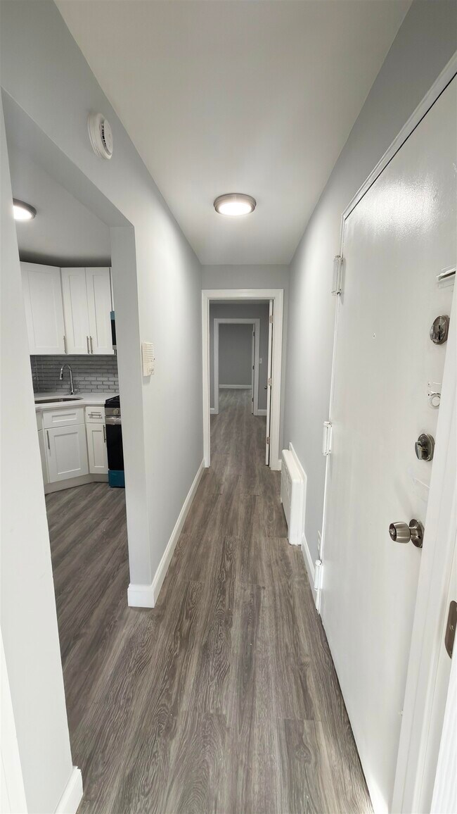 Building Photo - 552 38th St