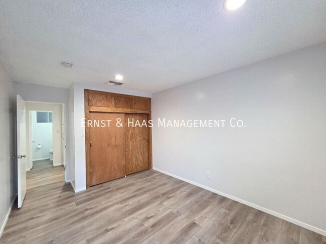 Building Photo - 904 S Kenmore St