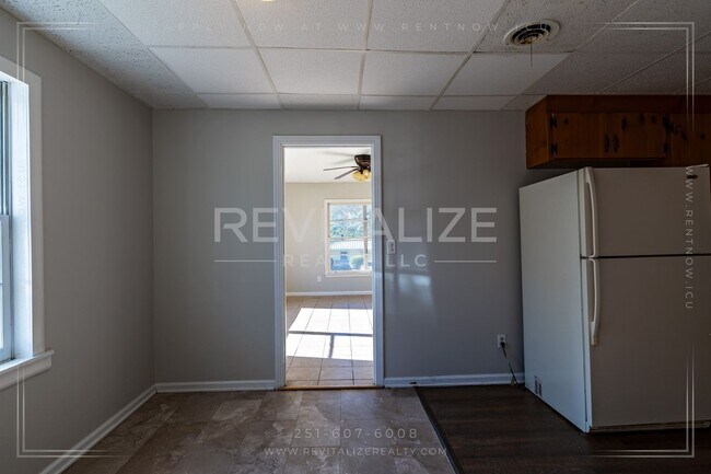 Building Photo - **Reduced Price** Adorable 3 Bedroom/1 Bat...