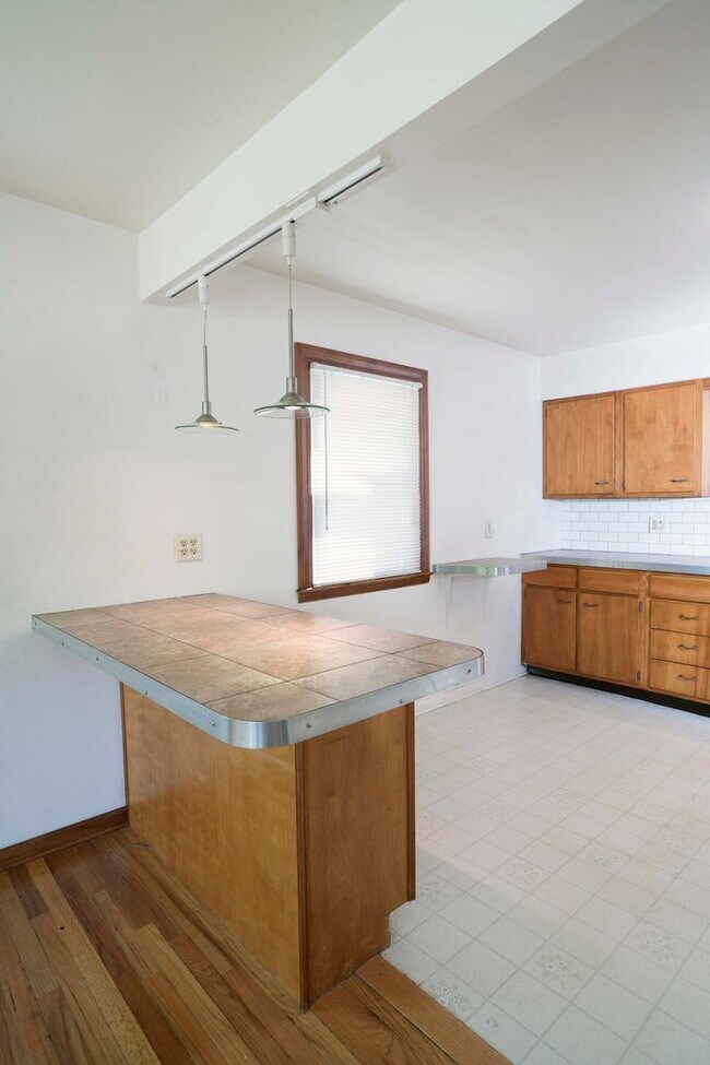 Building Photo - AVAILABLE NOW - Fully Updated 4 Bed / 2 Bath in Gladstone – Open Floor Plan + Large Fenced Yard!
