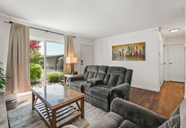 Building Photo - FULLY FURNISHED home available now.