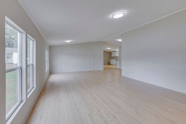Building Photo - Fully Remodeled 4 Bedroom 2 Bath Home