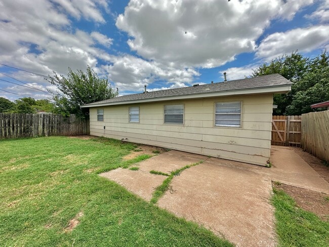 Building Photo - 3 Bedroom