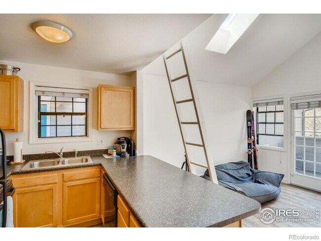 Building Photo - "Chic Urban Retreat: Cozy 1-Bed Condo in t...