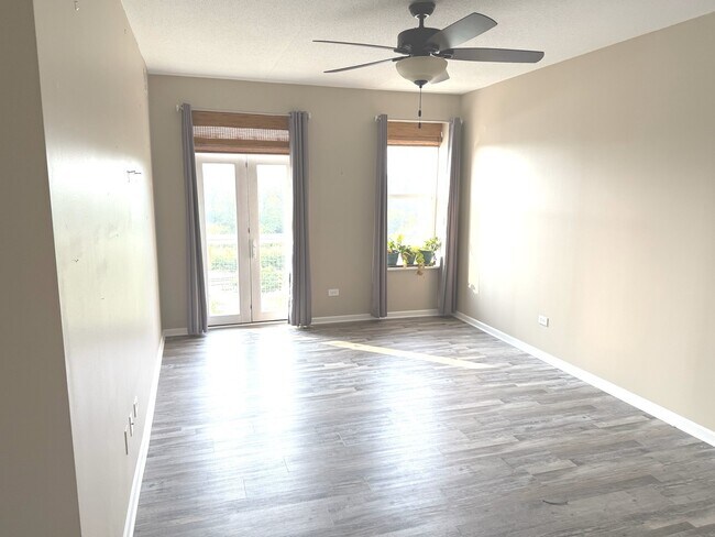 Building Photo - 400 Village Cir