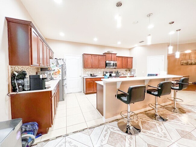 Building Photo - Exquisite Retreat: Luxury Living in Waterside Pointe