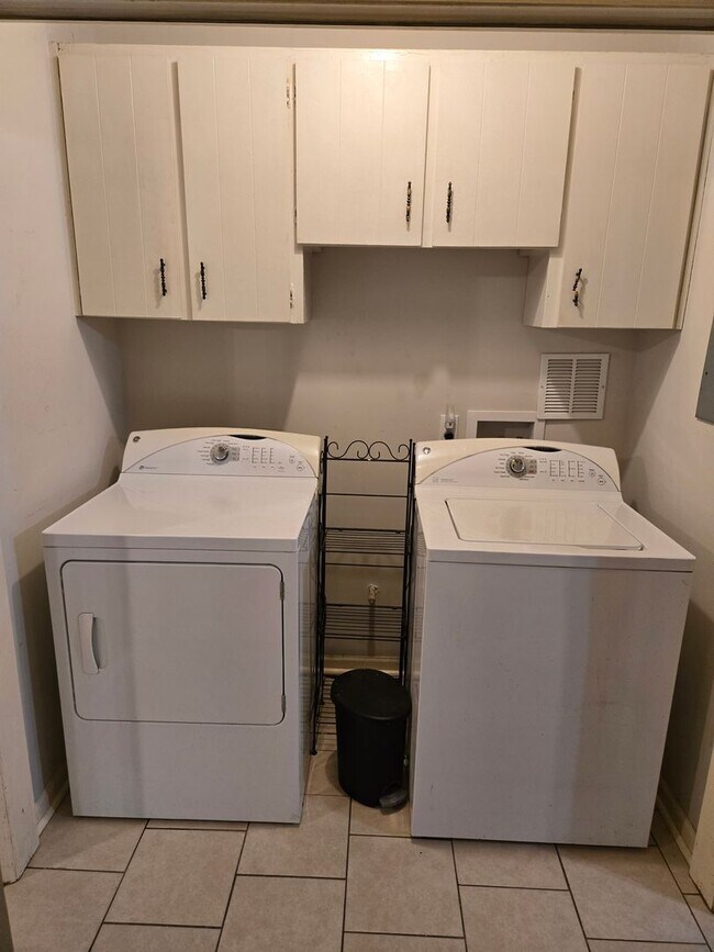 Building Photo - FOR RENT in North Columbus! Available Now!