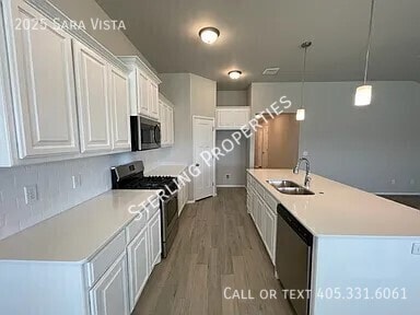 Building Photo - 2025 Sara Vista Dr