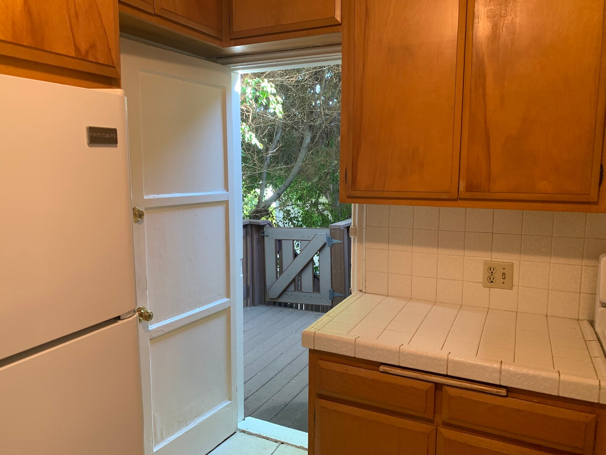 Building Photo - 412 N Doheny Dr