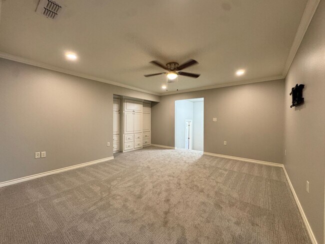 Building Photo - 627 W 2nd St