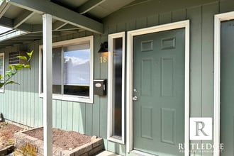 Building Photo - CHARMING SINGLE LEVEL APARTMENT IN EAST MEDFORD