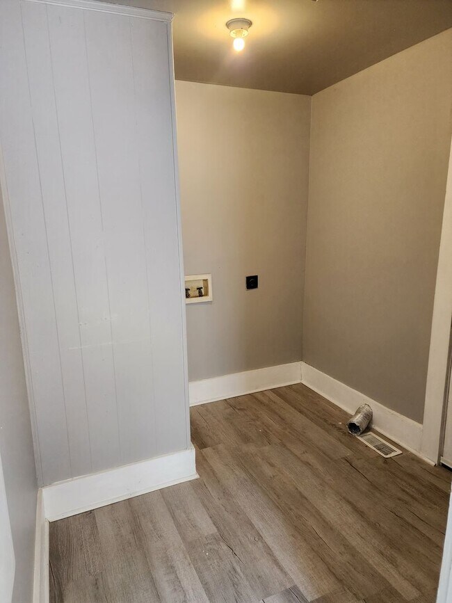 Building Photo - 806 N 5th Ave