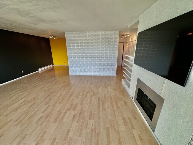 Building Photo - Lovely Fremont 2 Bedroom - Stellar Location! AVAILABLE 8/10/2026!