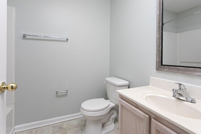 Building Photo - Spacious 3 Bed 3 Bath Apartment near NCSU & Downtown Raleigh! Available August 15th!