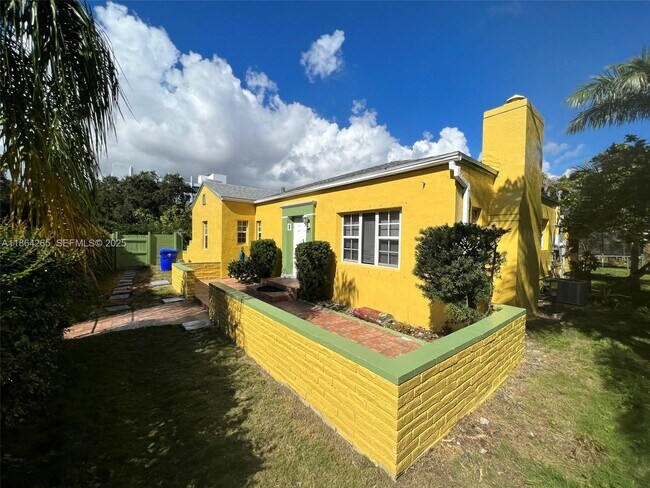 Building Photo - 695 NE 81st St