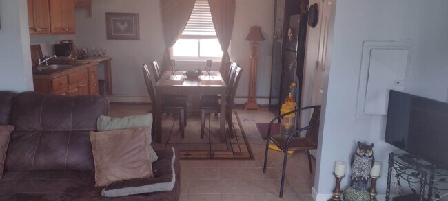 Dining area - open to kitchen and LR - 4 Bay Pl