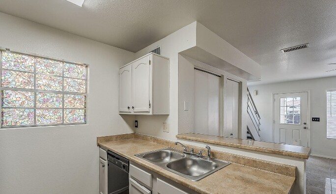 Building Photo - 625 S Westwood