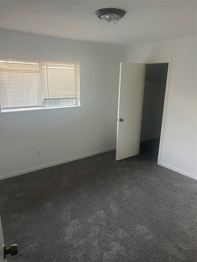 Building Photo - 7015 Maple Fox Dr