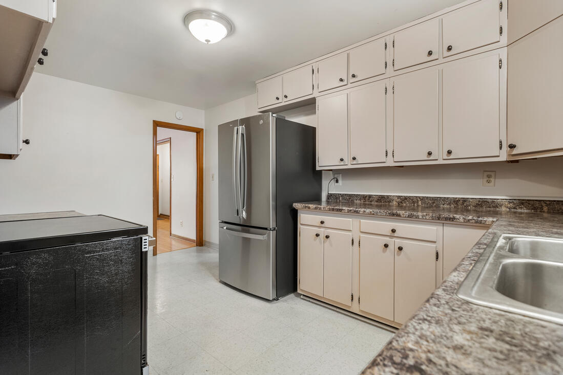 Building Photo - 1320 Alms Dr