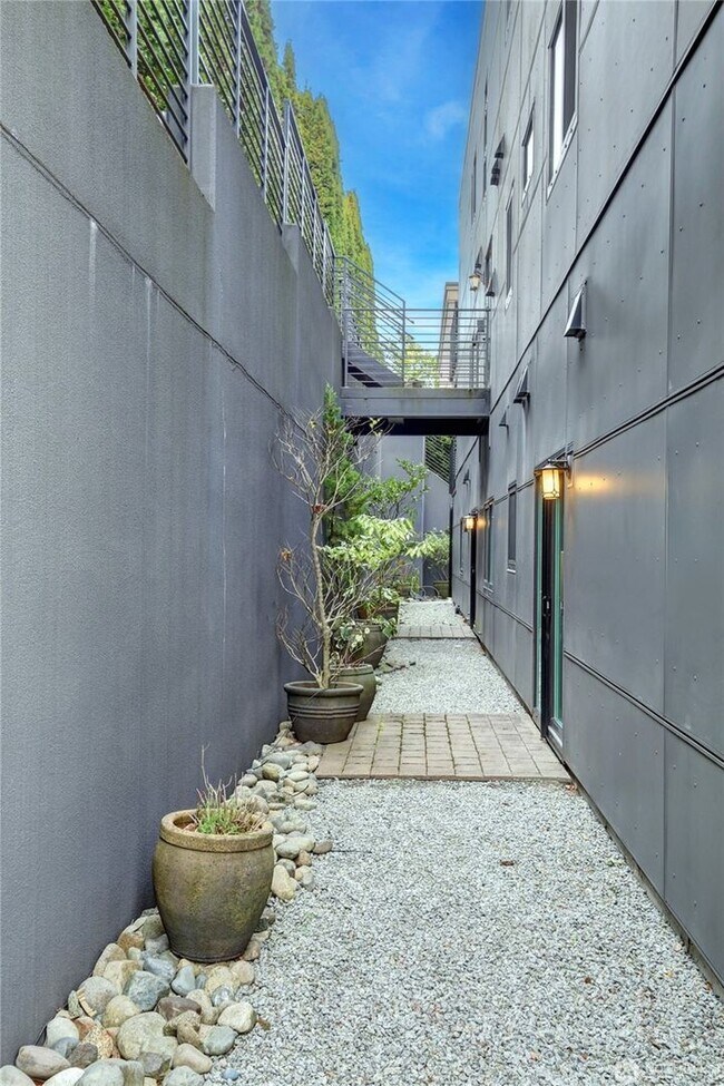 Building Photo - 2Bd/2Ba Kirkland Condo
