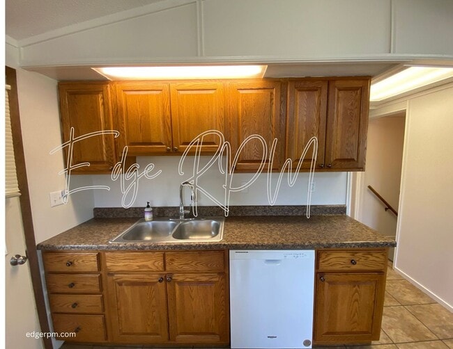 Building Photo - For Rent: Updated 2 Bedroom, 1.5 Bath Town...