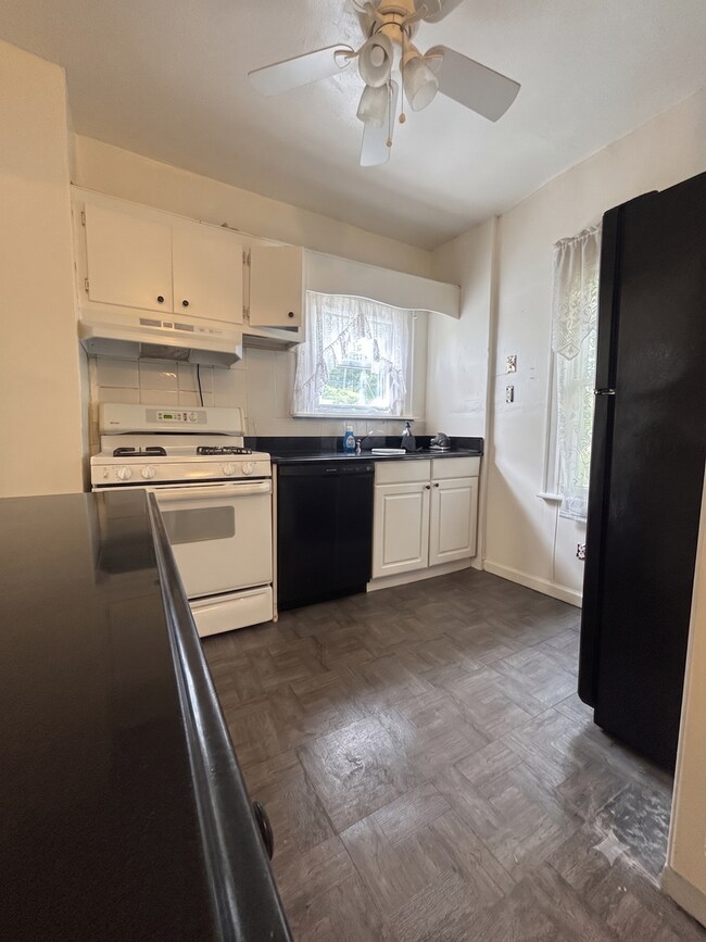 Building Photo - 4-Bedroom, 1-Bathroom Residence w/ Washer and Dryer