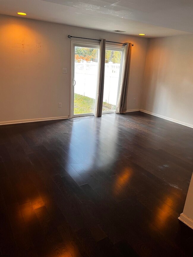 Building Photo - 704 St Thomas Dr