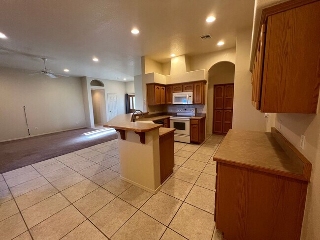 Building Photo - 4 BED POOL HOME!