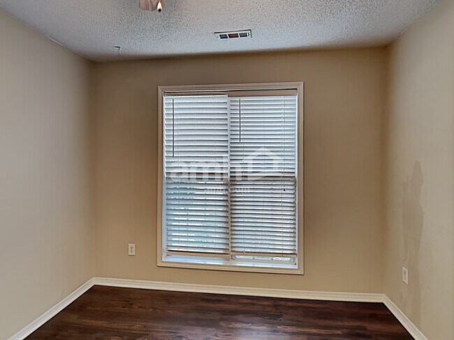 Building Photo - 910 Castlerock Way