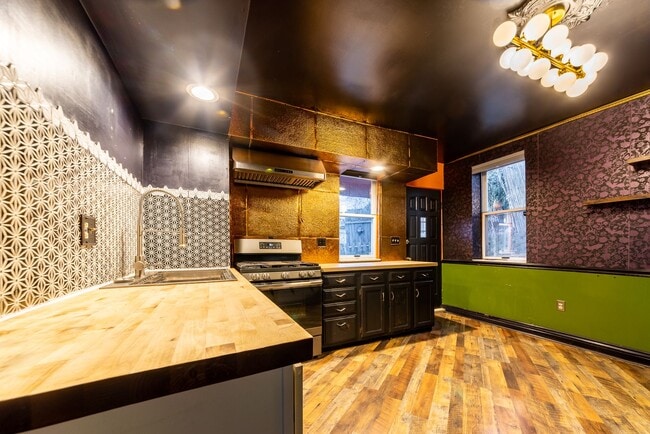 Building Photo - Available August 2026 - 2 Bedroom Home w/ LOADS of Character & Central AC Throughout!