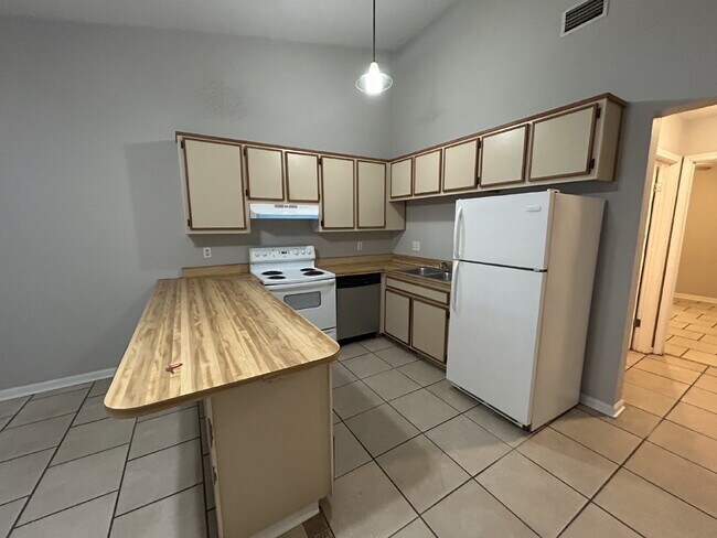 Building Photo - Perfect 1 Bedroom 1 Bathroom With Fenced In Backyard!