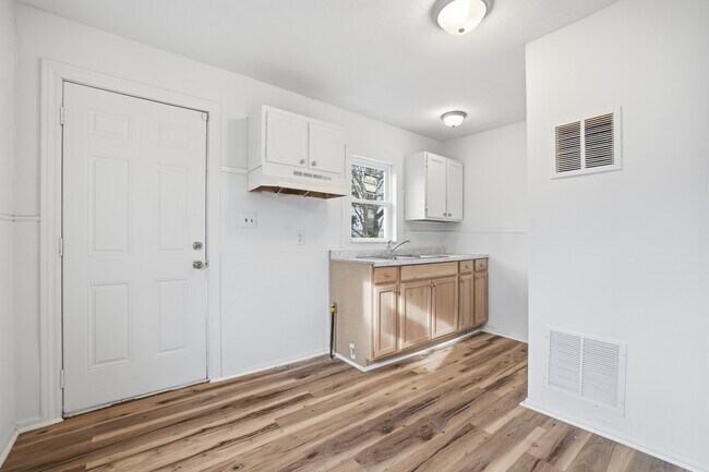 Building Photo - 1614 W 18th St