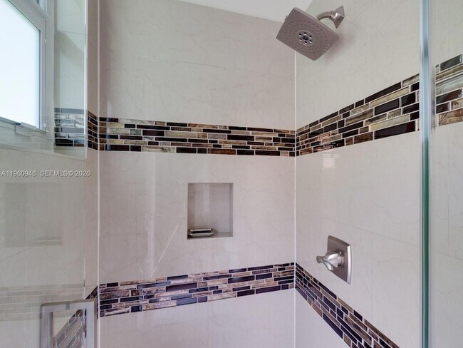 Building Photo - 2550 Jardin Manor