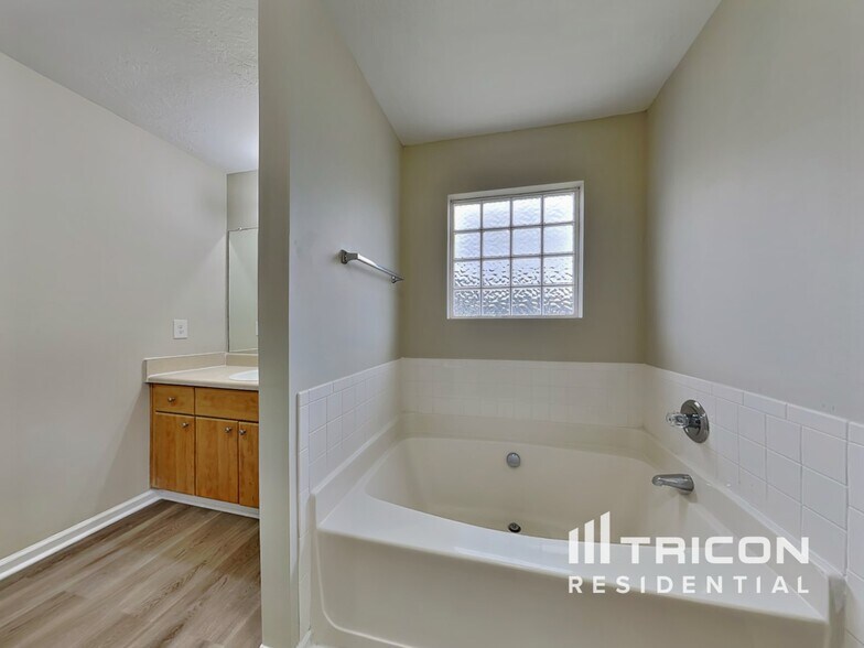 Building Photo - 6039 Reynolds Cir