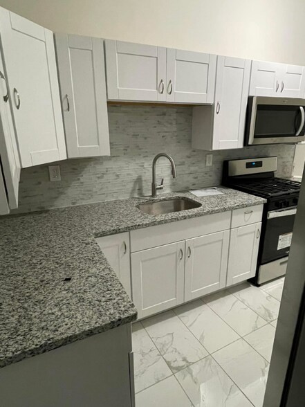 Building Photo - 1702 1/2 Walnut St