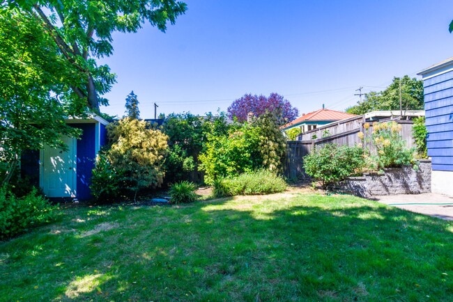 Building Photo - 2bd/1.75ba Seattle House