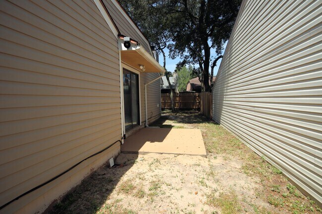 Building Photo - 104 Cedar Ridge Way