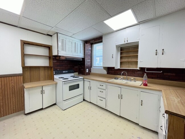 Building Photo - Spacious 3 bedroom home