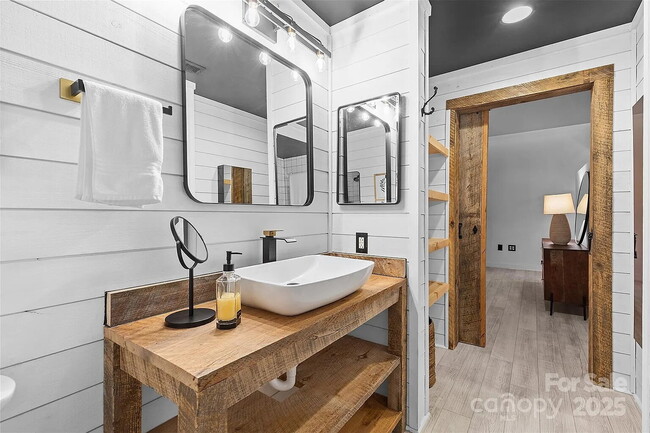 Building Photo - "Chic Urban Living: Spacious 1-Bedroom Ret...