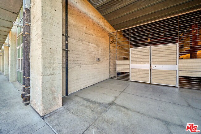 Building Photo - 530 S Hewitt St