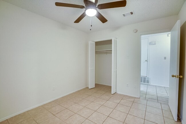 Building Photo - 10310 Little Pebble Dr